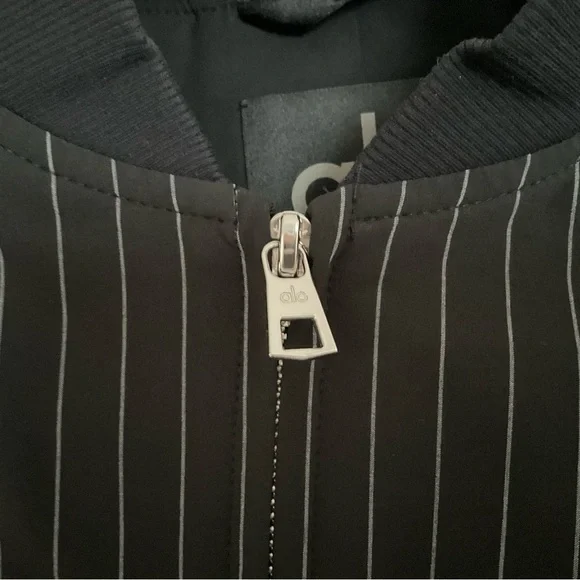 Alo Yoga Cropped Pinstripe Main Character Full Zip Jacket Black/Titanium XS